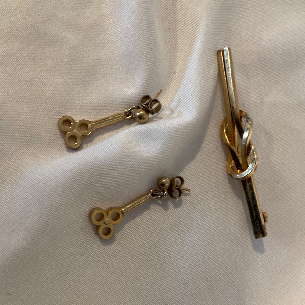 Bar pin and ‘key’ earrings
Costume accessories.